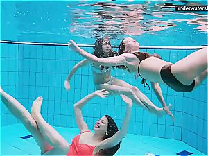 trio bare gals have joy underwater