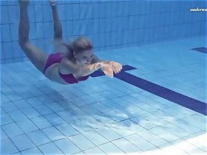 super-fucking-hot Elena demonstrates what she can do under water